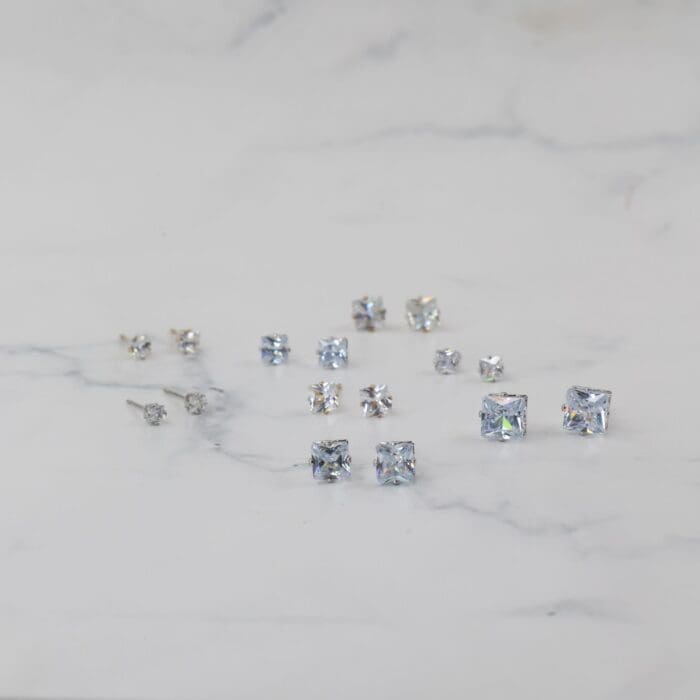 Σκουλαρίκια καρφωτά με ζιργκόν Mar & Mar Dimen Cube Studs από ανοξείδωτο ατσάλι