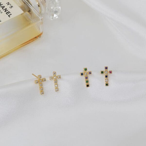 Σκουλαρίκια καρφωτά σταυρός με πέτρες ζιργκόν Cross Studs