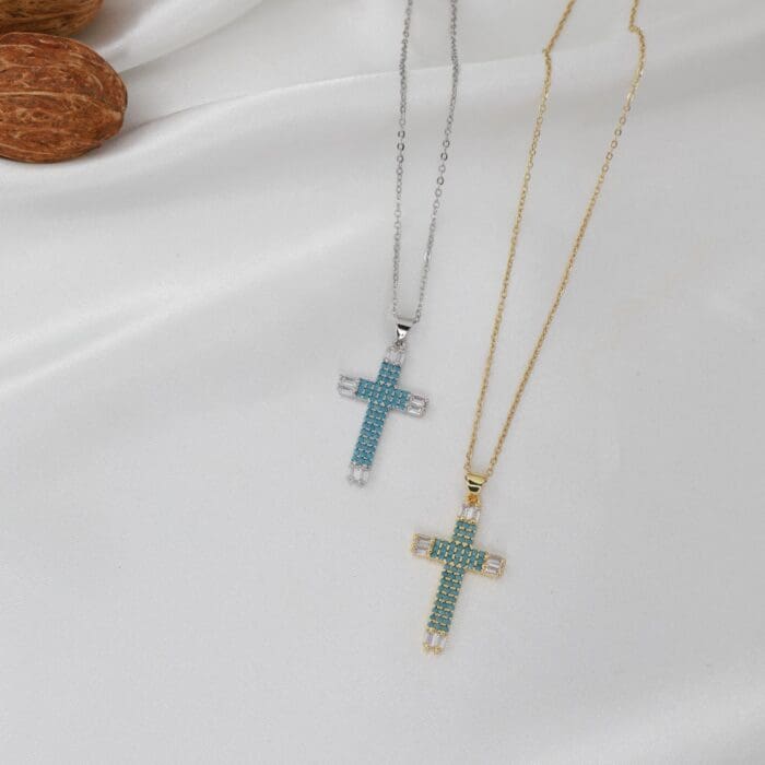 Κολιέ σταυρός με πέτρες ζιργκόν Sybil Cross