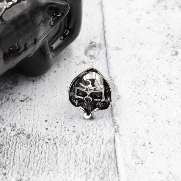 Ανδρικό δαχτυλίδι με νεκροκεφαλή Mar & Mar Spade Skull από ανοξείδωτο ατσάλι